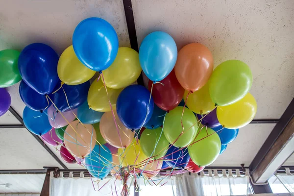 Faisceau Ballons Lumineux Beaux Plafond Dans Chambre — Photo