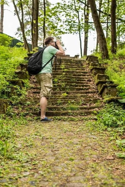 Touristin Mit Rucksack Macht Mit Retro Kamera Sommerwaldbilder Park Spaziert — Stockfoto