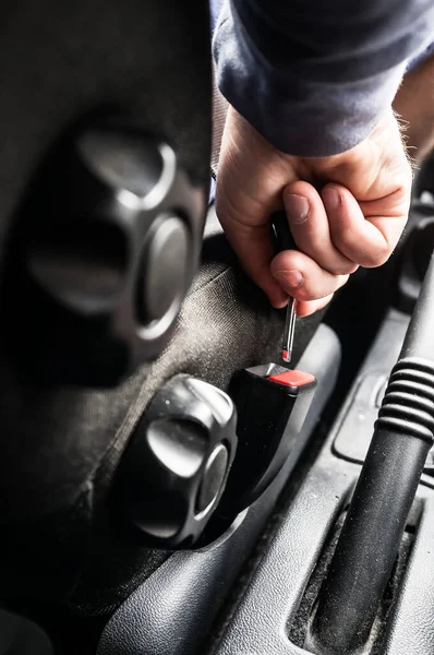 Der Fahrer Mann Befestigt Die Verriegelung Sicherheitsgurt Während Der Fahrt — Stockfoto