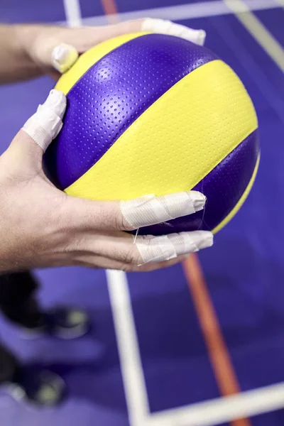 Atleta Sostiene Pelota Para Voleibol Sus Manos Apretándolo Con Los — Foto de Stock