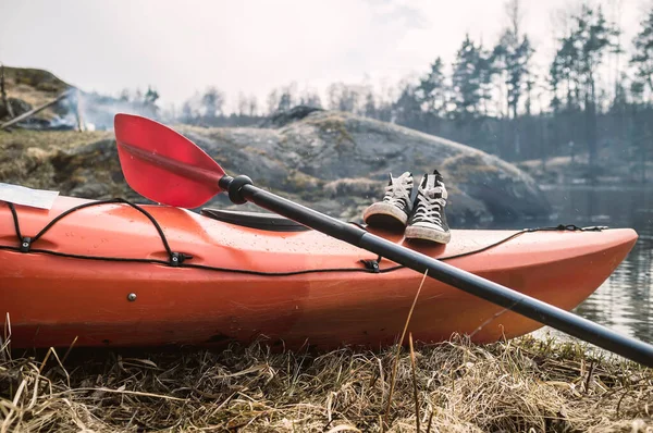 Orilla Encuentra Kayak Que Yacen Zapatillas Negras Remo Sobre Fondo —  Fotos de Stock