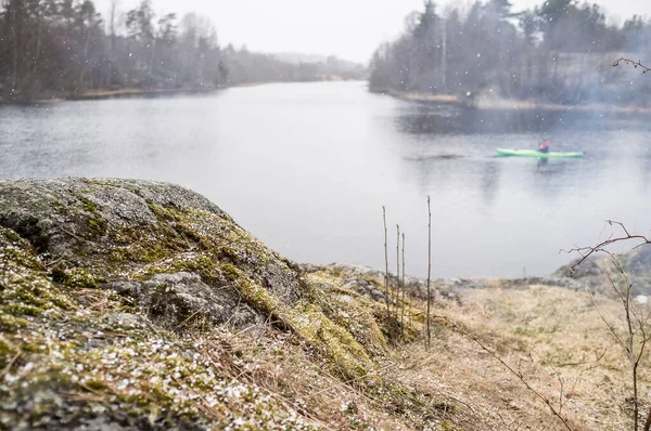 Una Collina Rocciosa Cosparsa Neve Sullo Sfondo Lago Viaggiatore Kayak — Foto Stock