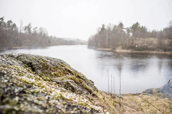 Stony Hill Sprinkled Snow Backdrop Lake Rocky Shores Trees Early — Stock Photo, Image