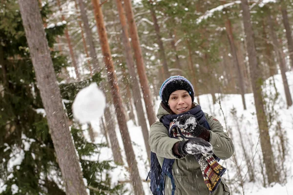 Una Mujer Sonriente Feliz Lanza Una Bola Nieve Juguetonamente Bosque — Foto de Stock