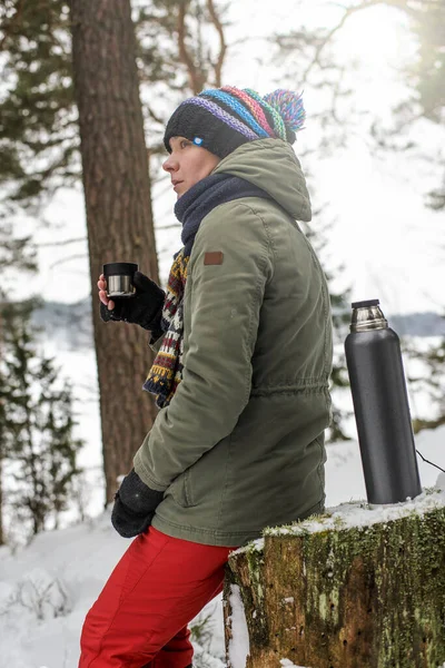 Mujer Linda Sentada Muñón Bosque Invierno Sosteniendo Una Taza Con — Foto de Stock