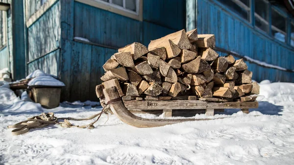 Antiguo Trineo Madera Con Leña Encuentra Camino Cubierto Nieve Junto — Foto de Stock