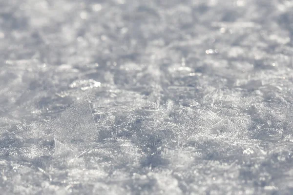 美しい 霜の大規模な結晶は バックライト付きの太陽の下で早朝に冷たい雪の上に横たわっていた — ストック写真
