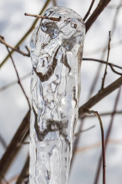 Ισχυρό Διαφανές Icicle Κρέμεται Ένα Εύθραυστο Άνεμο Close — Φωτογραφία Αρχείου