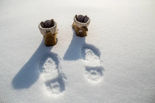 Следы Ботинки Чистом Белом Снегу Морозный Солнечный День — стоковое фото