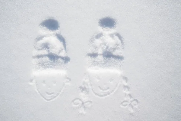 Рисование Лиц Мальчика Девочки Отпечатками Шляп Голове Фоне Белого Снега — стоковое фото