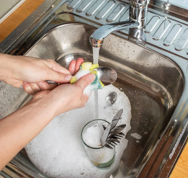 Menina Com Mãos Lava Colher Com Uma Esponja Detergente Sob — Fotografia de Stock