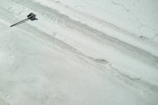 Shovel Snow Cleaning Frozen River Sunny Spring Day — Stock Photo, Image