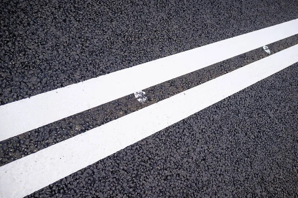 Dos Líneas Sólidas Blancas Nuevo Camino Asfalto Primer Plano — Foto de Stock