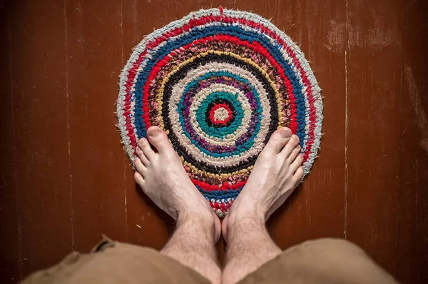 Pernas Homens Uma Bela Rodada Caseiro Tapete Colorido Malha Close — Fotografia de Stock