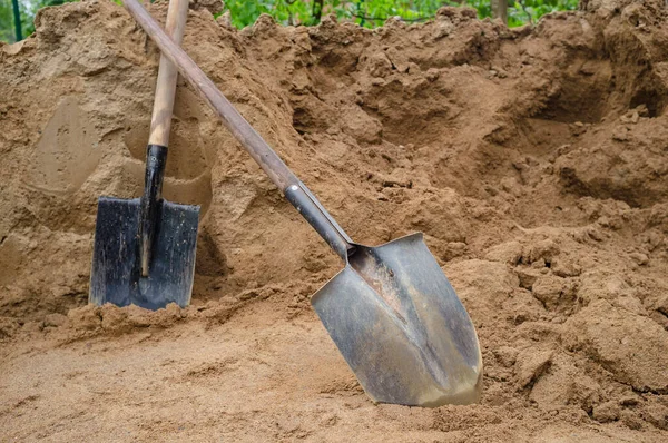 Due Pale Acciaio Con Manici Legno Mucchio Sabbia All Aperto — Foto Stock