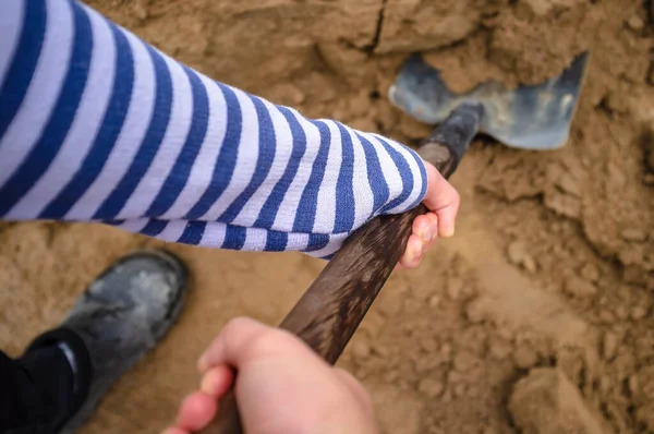 Uomo Piedi Mucchio Sabbia Scava Con Una Pala Acciaio — Foto Stock