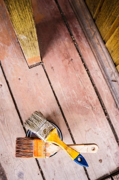 Dos Pinceles Yacen Recipiente Metal Con Una Pintura Piso Madera —  Fotos de Stock