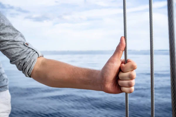 Uomo Tiene Mano Con Pollice Sul Ragazzo Metallo Sullo Yacht — Foto Stock