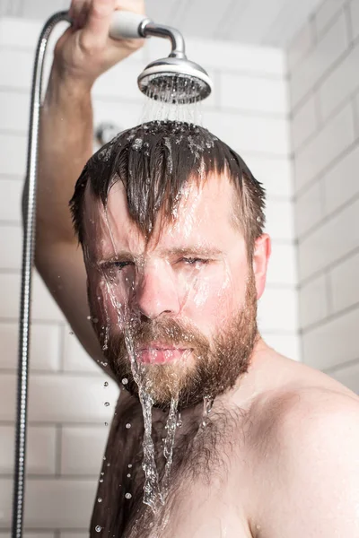 Hombre Pecho Peludo Barbudo Serio Tomando Una Ducha Vertiendo Agua — Foto de Stock