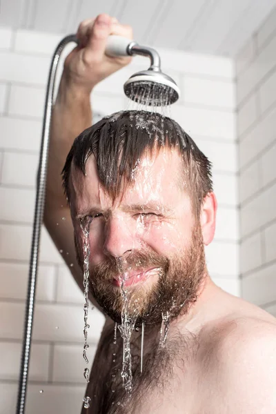 Sonriente Hombre Pecho Peludo Barbudo Tomando Una Ducha Vertiendo Agua — Foto de Stock