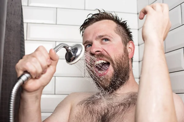 Lindo Hombre Barbudo Cantando Baño Usando Cabezal Ducha Con Agua — Foto de Stock