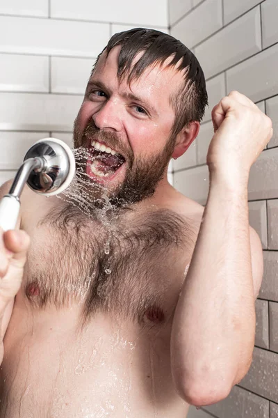 Carino Uomo Barbuto Che Canta Bagno Utilizzando Soffione Doccia Con — Foto Stock