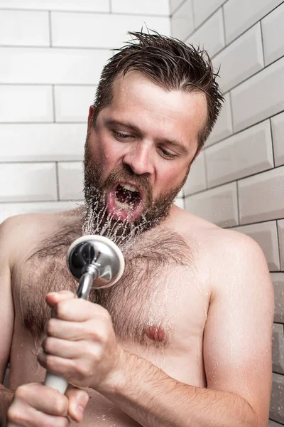 Roztomilý Vousatý Muž Zpívající Koupelně Pomocí Sprchy Hlavy Tekoucí Vodou — Stock fotografie