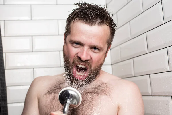 Lindo Hombre Barbudo Cantando Baño Usando Cabezal Ducha Con Agua — Foto de Stock