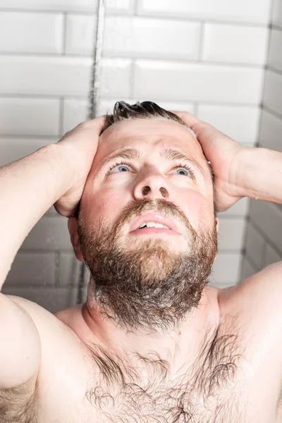Atraktivní Vousatý Muž Mytí Vlasů Sprše Pod Tekoucí Vodou — Stock fotografie