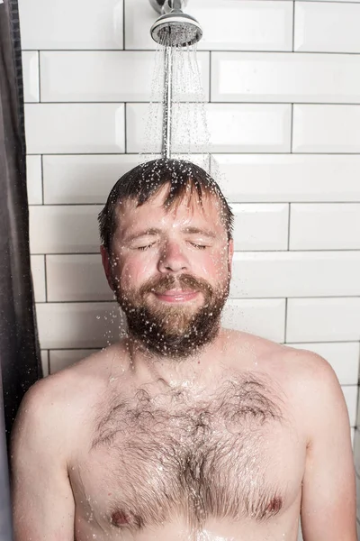 Bonito Barbudo Homem Chuveiro Sob Água Morna Corrente Sorri Feliz — Fotografia de Stock