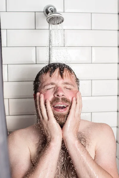 Hombre Guapo Barbudo Está Ducha Bajo Agua Caliente Sosteniendo Sus — Foto de Stock