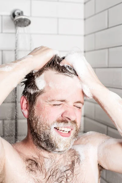 Atractivo Hombre Barbudo Lavando Cabello Ducha Bajo Agua Corriente — Foto de Stock