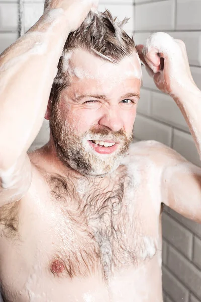 Atrakcyjny Brodaty Mężczyzna Myje Włosy Pod Prysznicem Pod Bieżącą Wodą — Zdjęcie stockowe
