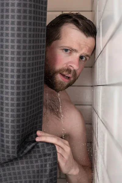Przystojny Brodaty Mężczyzna Mokrymi Włosami Patrzy Zza Zasłony Pod Prysznicem — Zdjęcie stockowe
