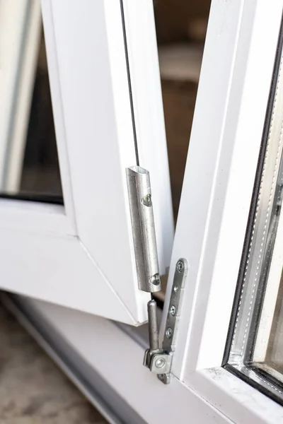 Der Bewegliche Teil Des Pvc Fensters Wird Mit Einem Metallscharnier — Stockfoto