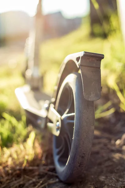 Scooter Gräsmattan Med Ett Grönt Gräs Solens Strålar Närbild — Stockfoto