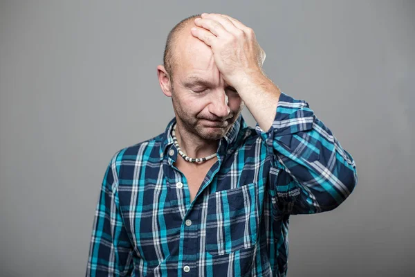 Netter Mann Hat Kopfschmerzen Legt Seine Hand Auf Die Stirn — Stockfoto