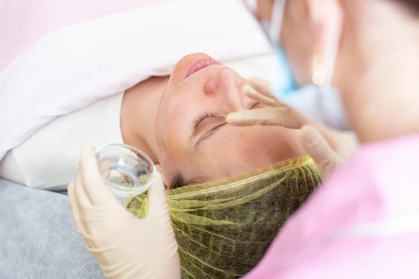 Cosmetologista Profissional Aplica Uma Solução Descascamento Químico Paciente Pele Rosto — Fotografia de Stock