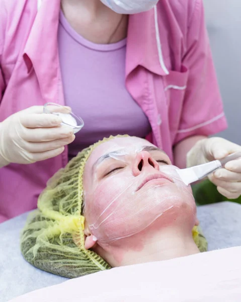 Professionell Läkare Tillämpar Kosmetisk Mask Med Borste Ansiktet Kvinna Närbild — Stockfoto