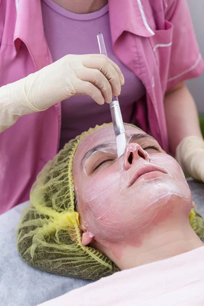 Professionell Läkare Tillämpar Kosmetisk Mask Med Borste Ansiktet Kvinna Närbild — Stockfoto