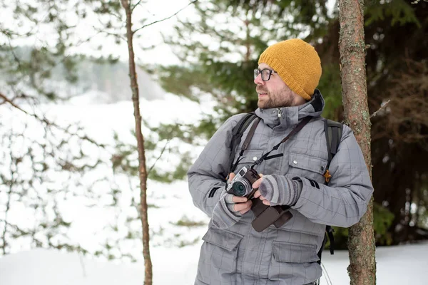 Gözlüklü Sakallı Bir Adam Elinde Bir Kamera Tutuyor Soğuk Bir — Stok fotoğraf