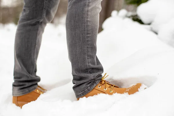 Modaya Uygun Sarı Ayakkabılı Bir Adamın Bacakları Kar Yığınında Duruyor — Stok fotoğraf