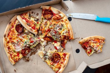 Arkadaşlar birkaç dilim pizzanın tadına baktılar ve tatsız ve bozulmuş bir zehir olduğunu fark ettiler ve yemediler ve kutuya koydular.