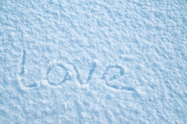 Soğuk bir kış akşamında, bembeyaz, pofuduk karda el yazısıyla yazılmış 