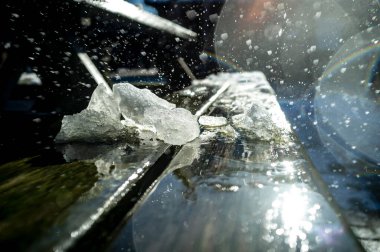 Güzel ahşap bank, suyun aynası gibidir, eriyen karlar, damlalar ve sıçramalar farklı yönlere uçar parlak güneşin ışınlarında, ılık bir bahar gününde..