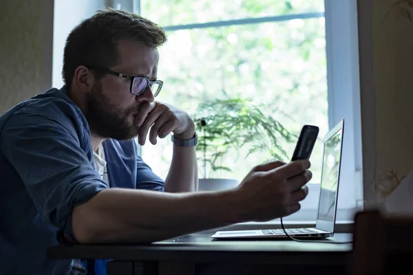 Konzentrierter Bärtiger Mann Mit Brille Hält Ein Smartphone Der Hand — Stockfoto