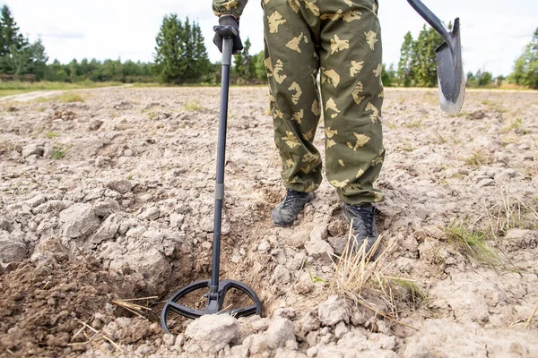 Mann Sucht Schatz Mit Metalldetektor Und Spaten Auf Feld Sommertag — Stockfoto