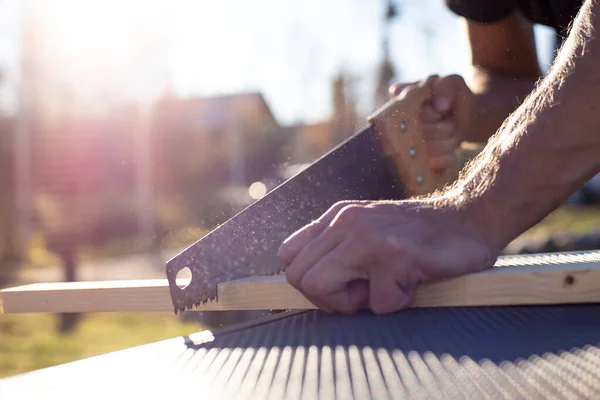 Uomo Taglia Prodotto Legno Con Una Sega Falegnameria Sole Una — Foto Stock