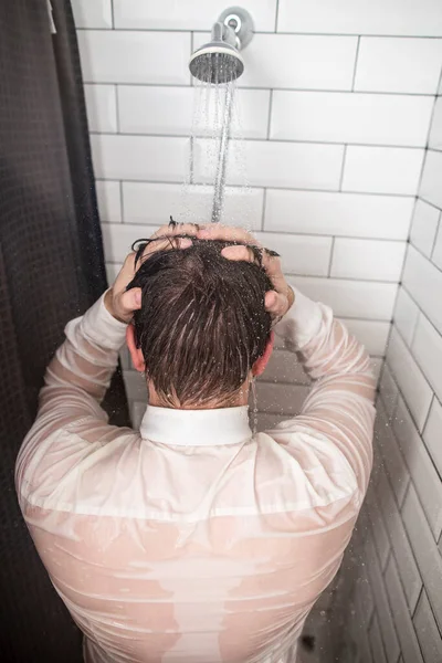 Zmęczony Biznesmen Białej Koszuli Trzymający Ręce Głowę Plecy Pod Prysznicem — Zdjęcie stockowe