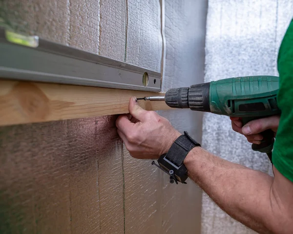 Mano Masculina Con Ayuda Destornillador Eléctrico Tornillo Autorroscante Asegura Barra — Foto de Stock